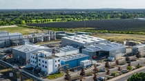 At its production site in Schwarzheide, Germany, BASF operates one of the largest commercial recycling plants for producing black mass from end-of-life batteries and production scrap in Europe.
Photo: BASF At its production site in Schwarzheide, Germany, BASF operates one of the largest commercial recycling plants for producing black mass from end-of-life batteries and production scrap in Europe.
Photo: BASF