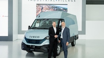 From left: Dr. Daniel Schönfelder, President of BASF’s Catalysts division, who is also responsible for the company’s battery materials and battery recycling business, and Francesco Donato, Head of Iveco Group Procurement.
Photo: BASF SE