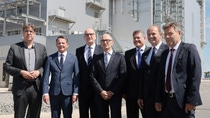 „Battery Materials meets Recycling“ on June 29, 2023 at BASF in Schwarzheide, Germany. From left to right: Michael Kellner Parliamentary State Secretary at the Federal Minister for Economic Affairs and Climate Action, Jürgen Fuchs, Managing Director of BASF Schwarzheide GmbH, Dr. Dietmar Woidke, Minister President of the State of Brandenburg, Dr. Peter Schuhmacher, President Battery Materials and Recycling and Catalysts division, Maroš Šefčovič, European Commission Vice-President for Interinstitutional Relations and Foresight, Dr. Martin Brudermüller, Chairman of the Board of Executive Directors of BASF SE, Dr. Robert Habeck, Federal Minister for Economic Affairs and Climate Action.
 „Battery Materials meets Recycling“ on June 29, 2023 at BASF in Schwarzheide, Germany. From left to right: Michael Kellner Parliamentary State Secretary at the Federal Minister for Economic Affairs and Climate Action, Jürgen Fuchs, Managing Director of BASF Schwarzheide GmbH, Dr. Dietmar Woidke, Minister President of the State of Brandenburg, Dr. Peter Schuhmacher, President Battery Materials and Recycling and Catalysts division, Maroš Šefčovič, European Commission Vice-President for Interinstitutional Relations and Foresight, Dr. Martin Brudermüller, Chairman of the Board of Executive Directors of BASF SE, Dr. Robert Habeck, Federal Minister for Economic Affairs and Climate Action.