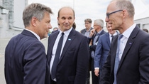 "Battery Materials meets Recycling“ on June 29, 2023 at BASF in Schwarzheide, Germany. From left to right: Robert Habeck, Federal Minister for Economic Affairs and Climate Action, Dr. Martin Brudermüller, Chairman of the Board of Executive Directors of BASF SE, Dr. Peter Schuhmacher, President Battery Materials and Recycling and Catalysts division.