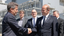 „Battery Materials meets Recycling“ on June 29, 2023 at BASF in Schwarzheide, Germany. From left to right: Robert Habeck, Federal Minister for Economic Affairs and Climate Action, Dr. Martin Brudermüller, Chairman of the Board of Executive Directors of BASF SE.