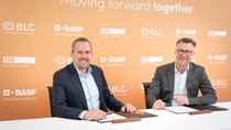 A strong partnership: Daniel Schönfelder, President of BASF’s Battery Materials division, and Marc Affüpper, Managing Director of the TSR Group, sign an agreement to collaborate on the recycling of electric vehicle batteries in Europe. Photo: BASF