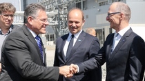 „Battery Materials meets Recycling“ on June 29, 2023 at BASF in Schwarzheide, Germany. From left to right: Maroš Šefčovič, European Commission Vice-President
for Interinstitutional Relations and Foresight, Dr. Martin Brudermüller, Chairman of the Board of Executive Directors of BASF SE, Dr. Peter Schuhmacher, President Battery Materials and Recycling and Catalysts division. 