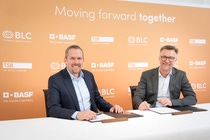 A strong partnership: Daniel Schönfelder, President of BASF’s Battery Materials division, and Marc Affüpper, Managing Director of the TSR Group, sign an agreement to collaborate on the recycling of electric vehicle batteries in Europe. Photo: BASF